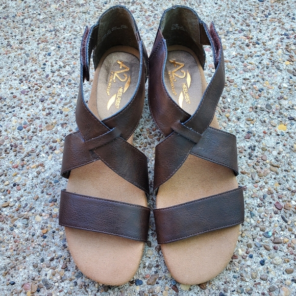 A2 Aerosoles Heelrest Dark Brown Strappy Sandals 7.5 Wedge - Picture 3 of 8